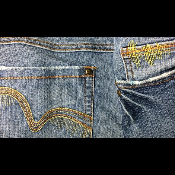 No Boundries woman’s 11 distressed denim skirt - Picture 2 of 4